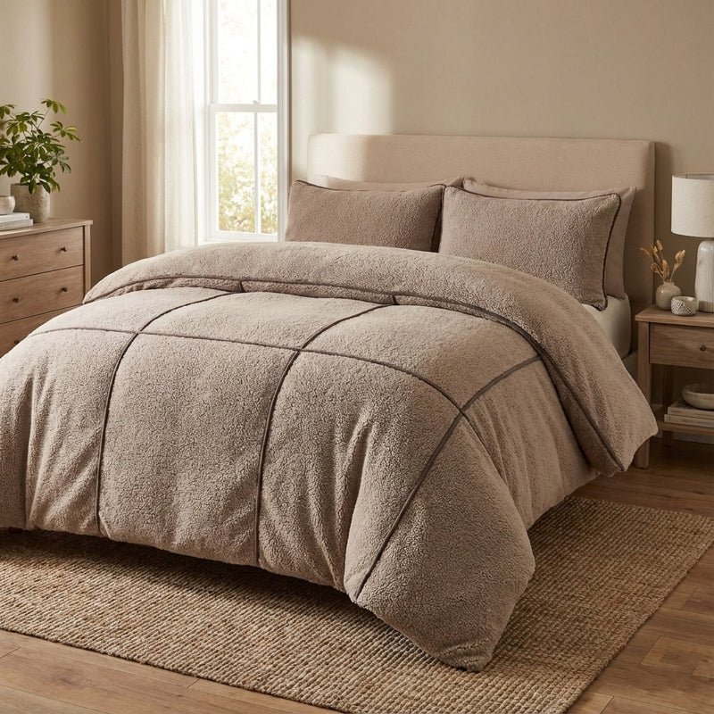 Dekbedovertrek Teddy Trim - Taupe - Tweepersoons (200x200 Cm) - Taupe Microvezel Teddy - Effen - Sleeptime - Dekbed-Discounter.nl